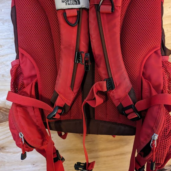 The North Face Tellus 25 Red Backpack Day Pack Hiking Camping Biking Outdoor - Picture 10 of 10